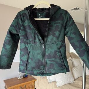 all in motion Boys Green & Black Camo Sherpa Zip Hoodie, Kids sz 8/10